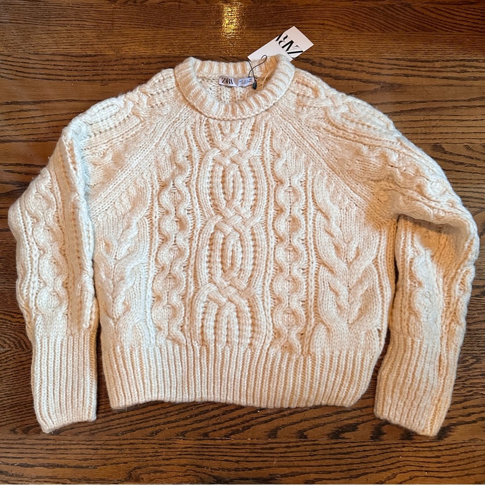 NWOT Beautiful Chunky WinterWhite/Ivory Cable Knit Sweater